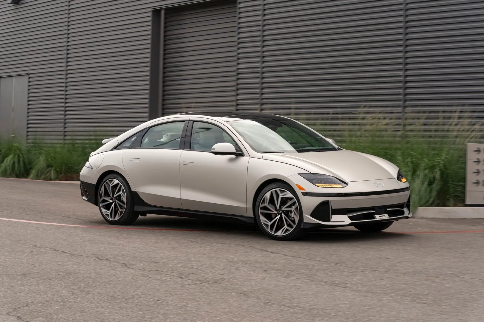 Hyundai_IONIQ_6_1_generation__Sedan__2.jpg