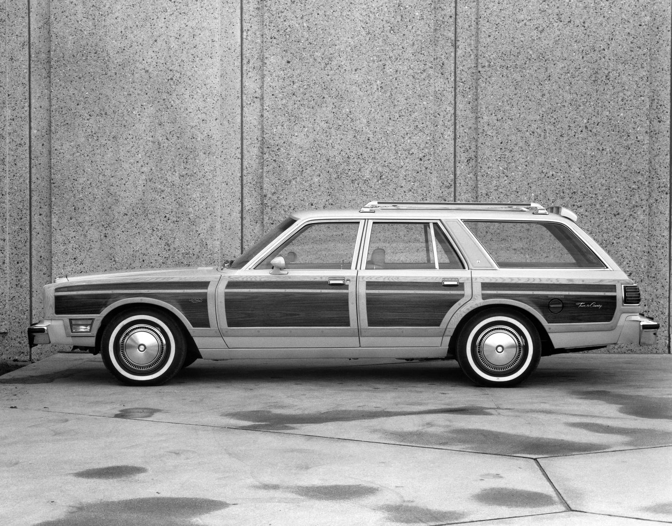 Chrysler_LeBaron_1_generation__Estate_5-door__3.jpg