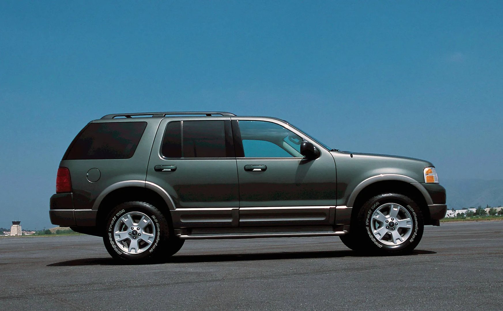 Ford_Explorer_3_generation__SUV_5-doors__10.jpg