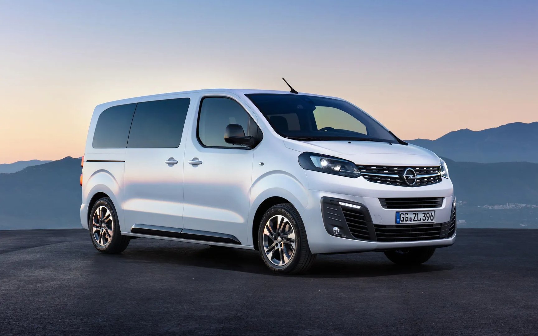 Opel_Zafira_Life_1_generation__Minivan__1.jpg