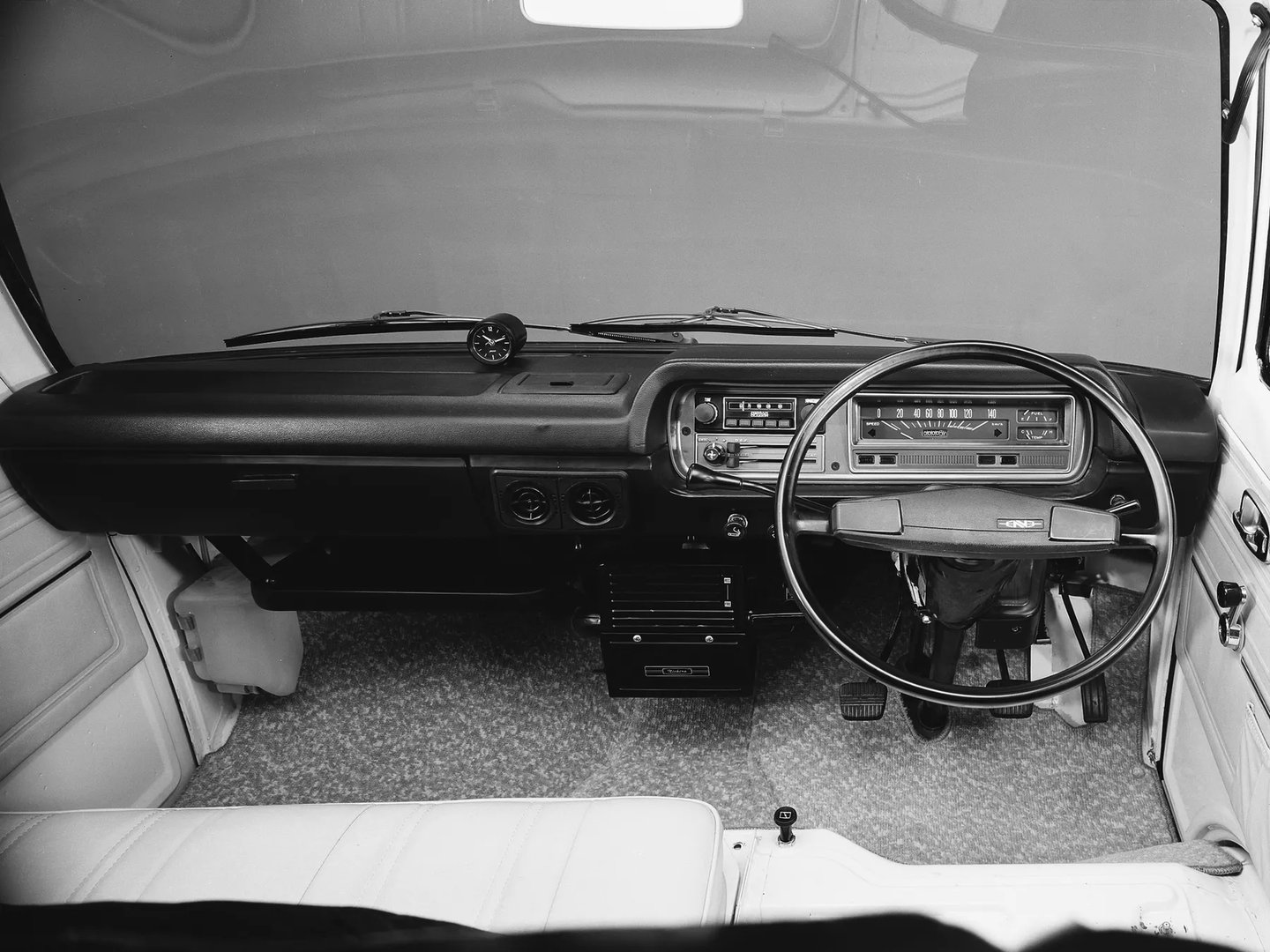 Nissan_Urvan_2_generation__Minivan__3.jpg