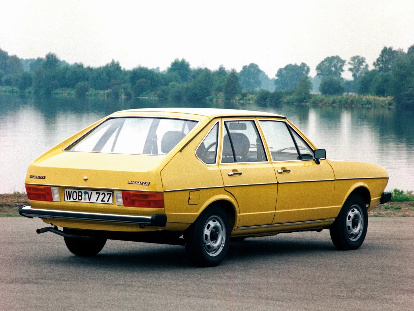 Volkswagen_Passat_1_generation__Hatchback_5-door__1.jpg