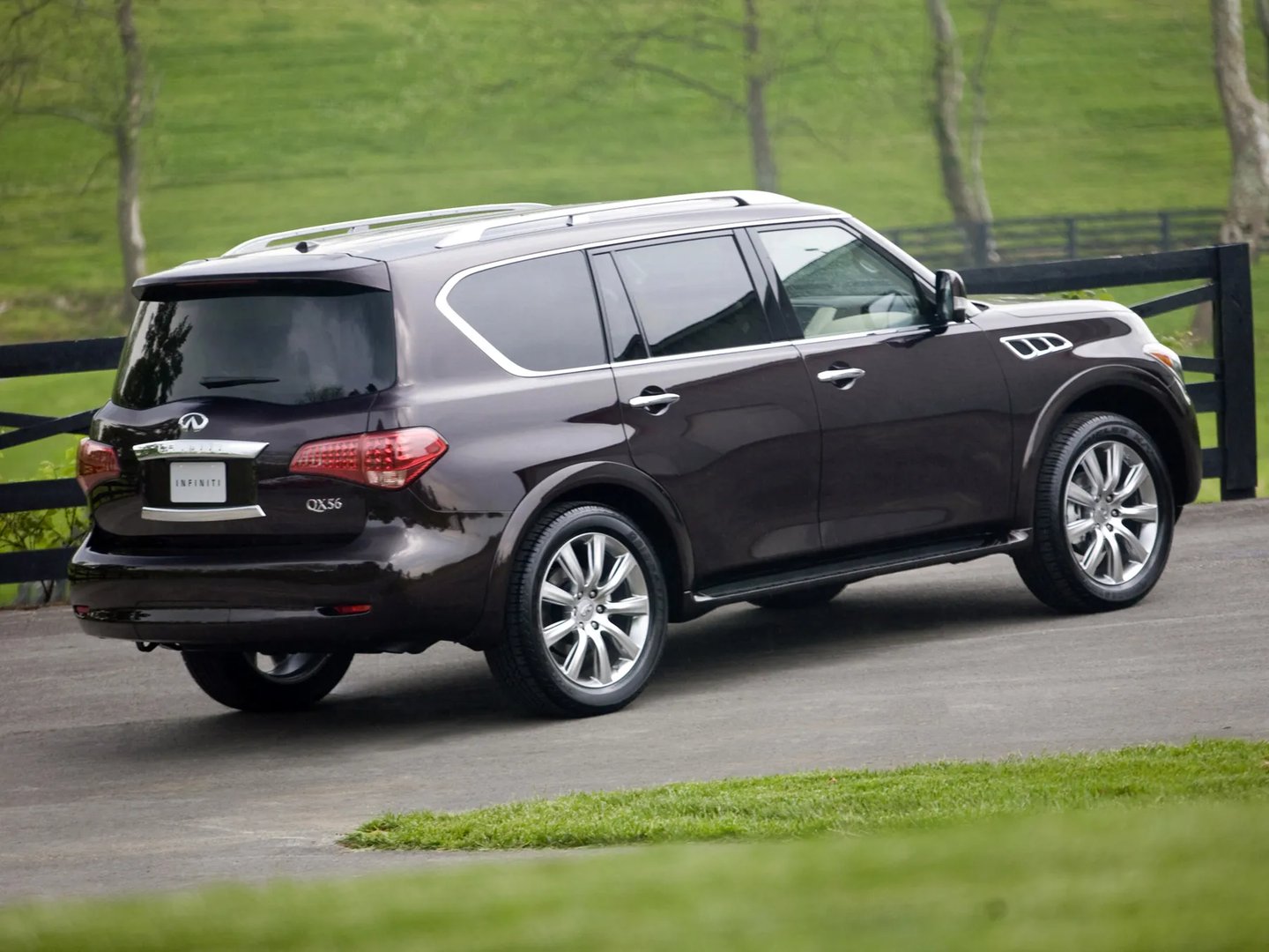 Infiniti_QX56_2_generation__SUV_5-doors__2.jpg