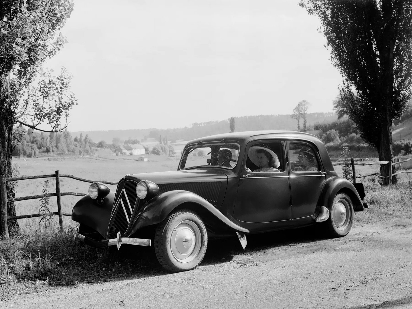 Citroen_Traction_Avant_1_generation__Sedan__9.jpg