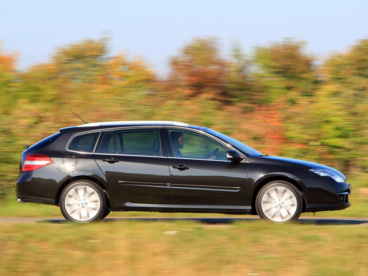 Renault_Laguna_3_generation__Estate_5-door__9.jpg