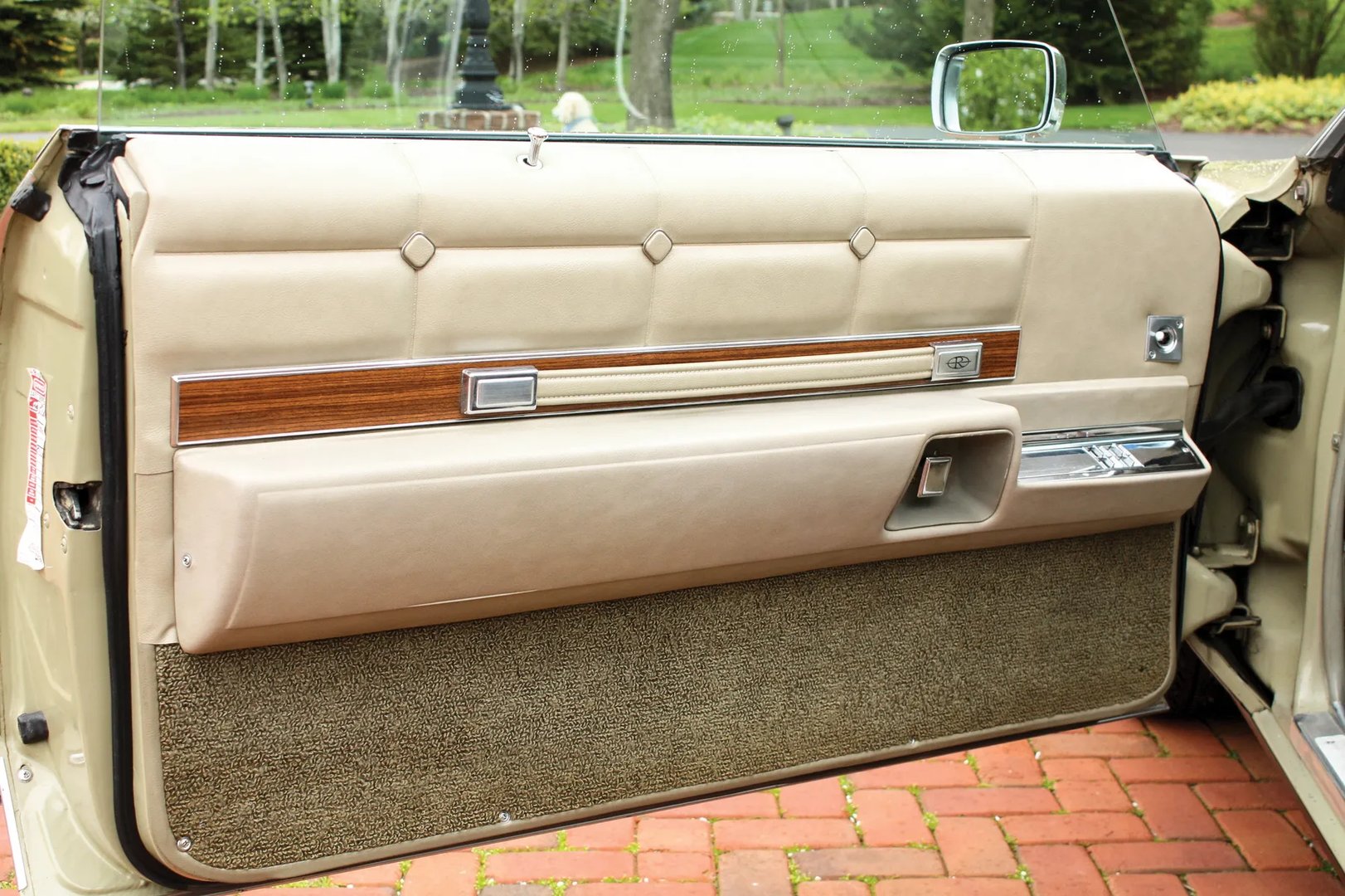 Buick_Riviera_2_generation__Coupe__12.jpg