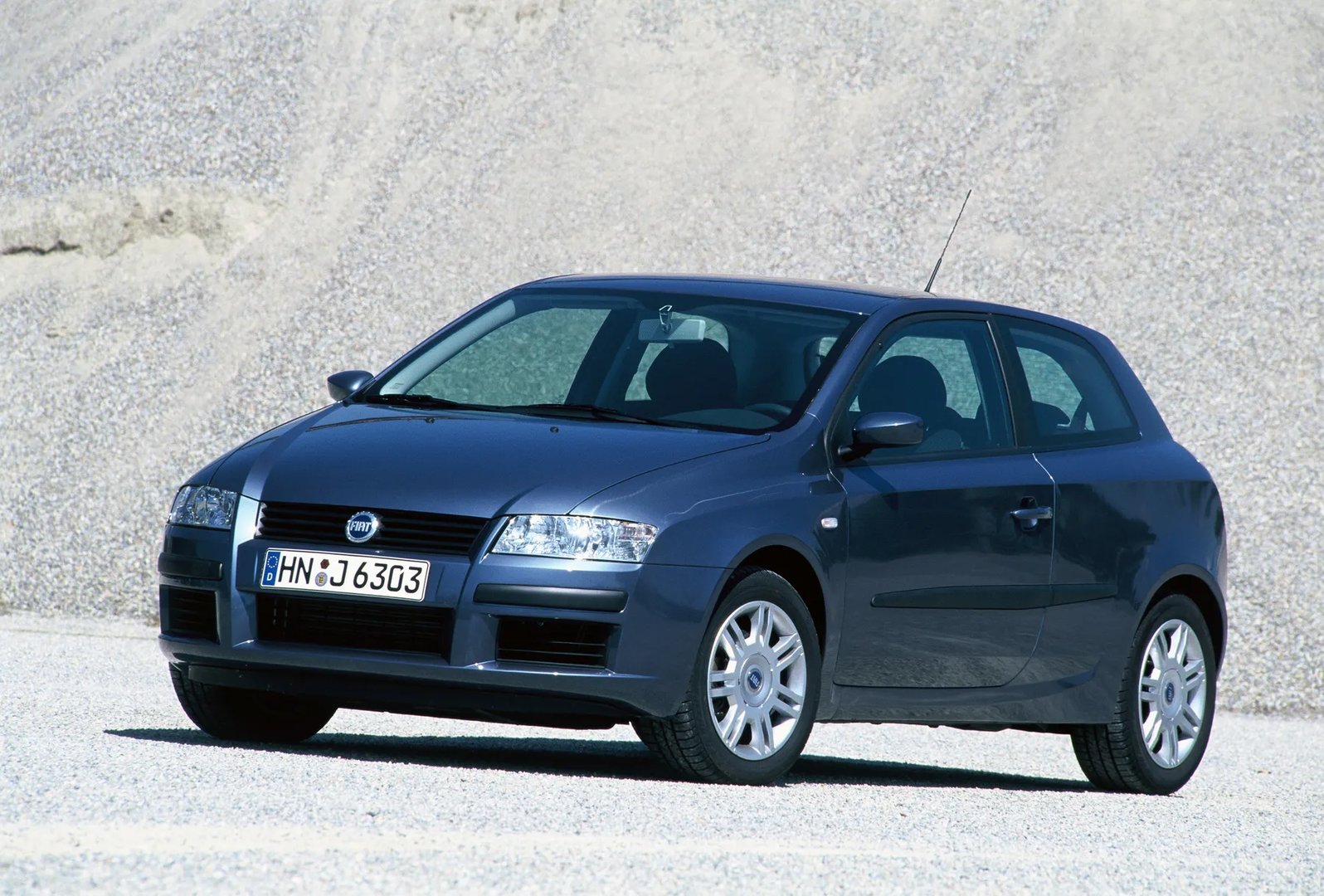 Fiat_Stilo_1_generation__Hatchback_3-door__11.jpg