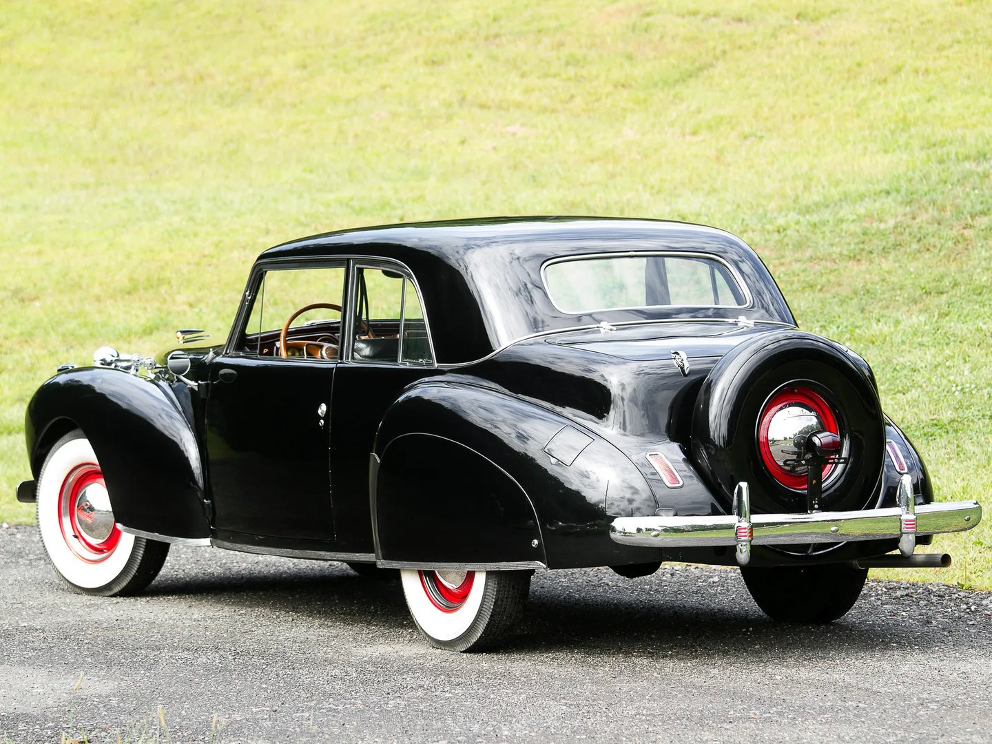 Lincoln_Continental_1_generation__Coupe__10.jpg