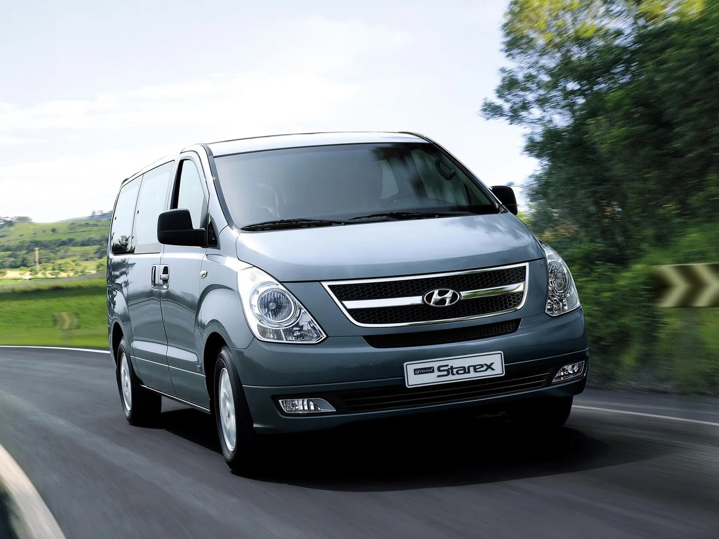 Hyundai_Grand_Starex_1_generation__Minivan__2.jpg