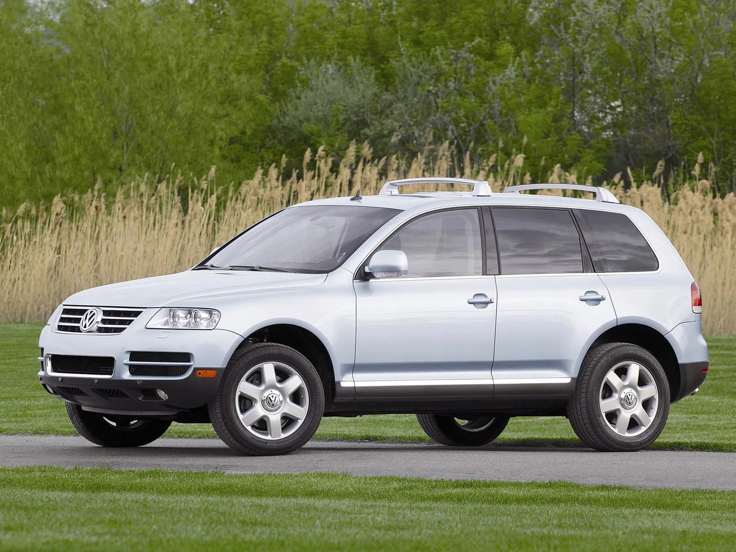 Volkswagen_Touareg_1_generation__SUV_5-doors__7.jpg