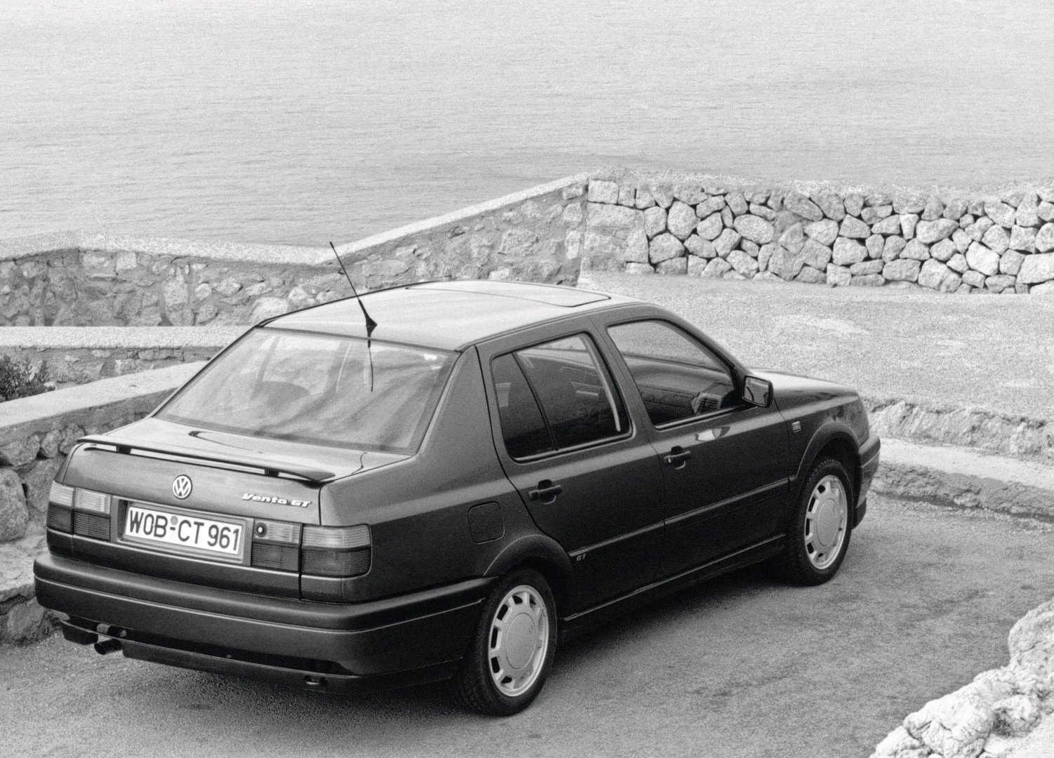 Volkswagen_Vento_1_generation__Sedan__4.jpg