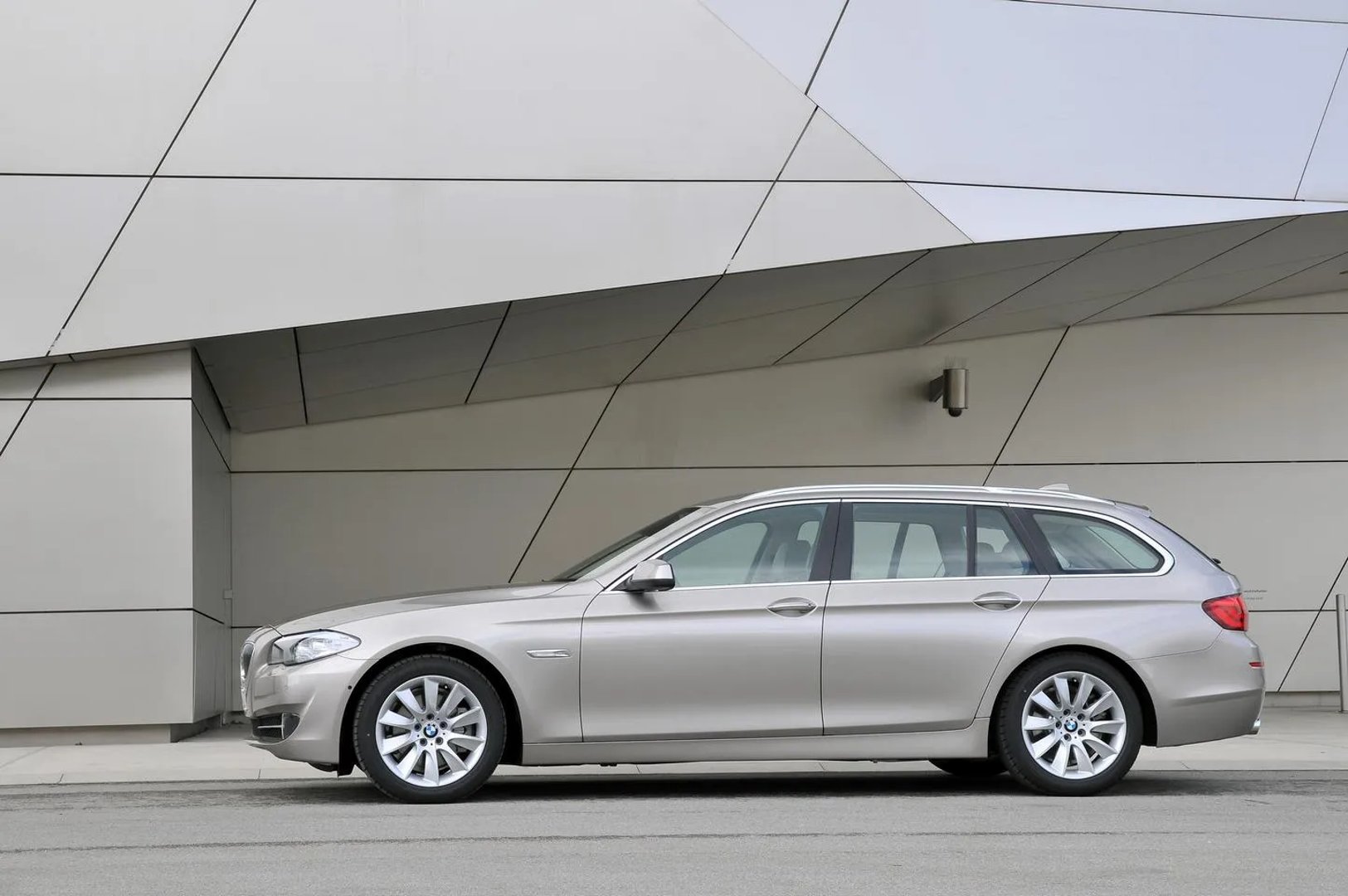 BMW_5_series_6_generation__Estate_5-door__1.jpg