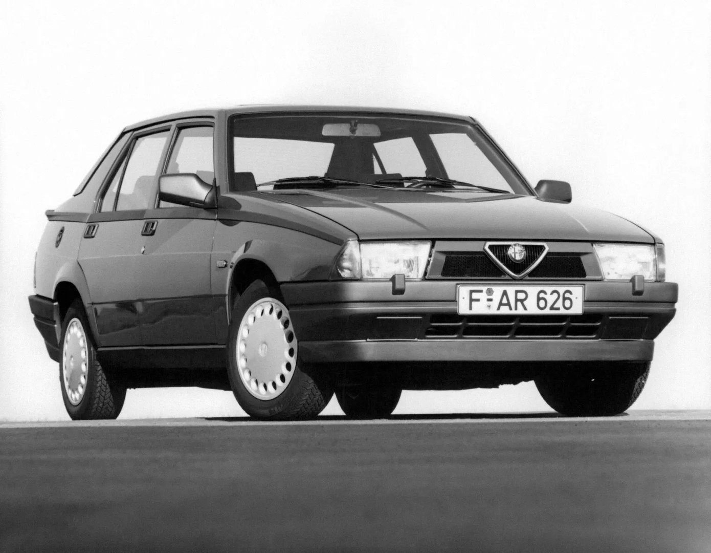 Alfa Romeo_75_1_generation_restyling__Sedan__8.jpg