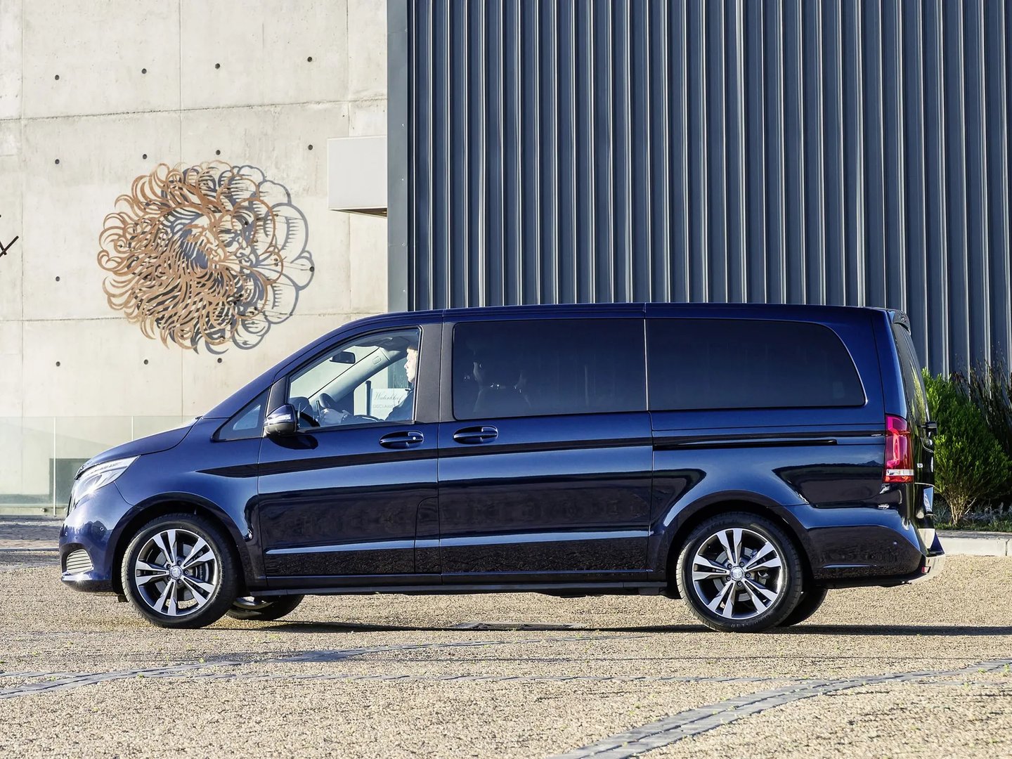 Mercedes_V-Class_3_generation__Minivan__4.jpg