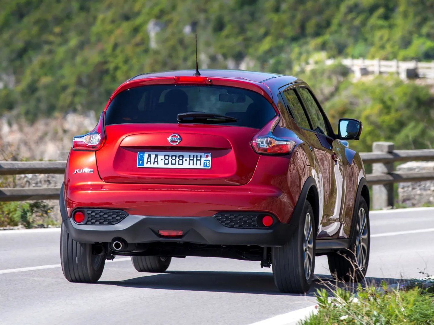 Nissan_Juke_1_generation_restyling__SUV_5-doors__8.jpg