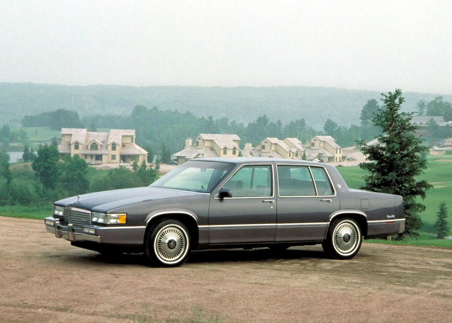 Cadillac_DeVille_6_generation__Sedan__8.jpg