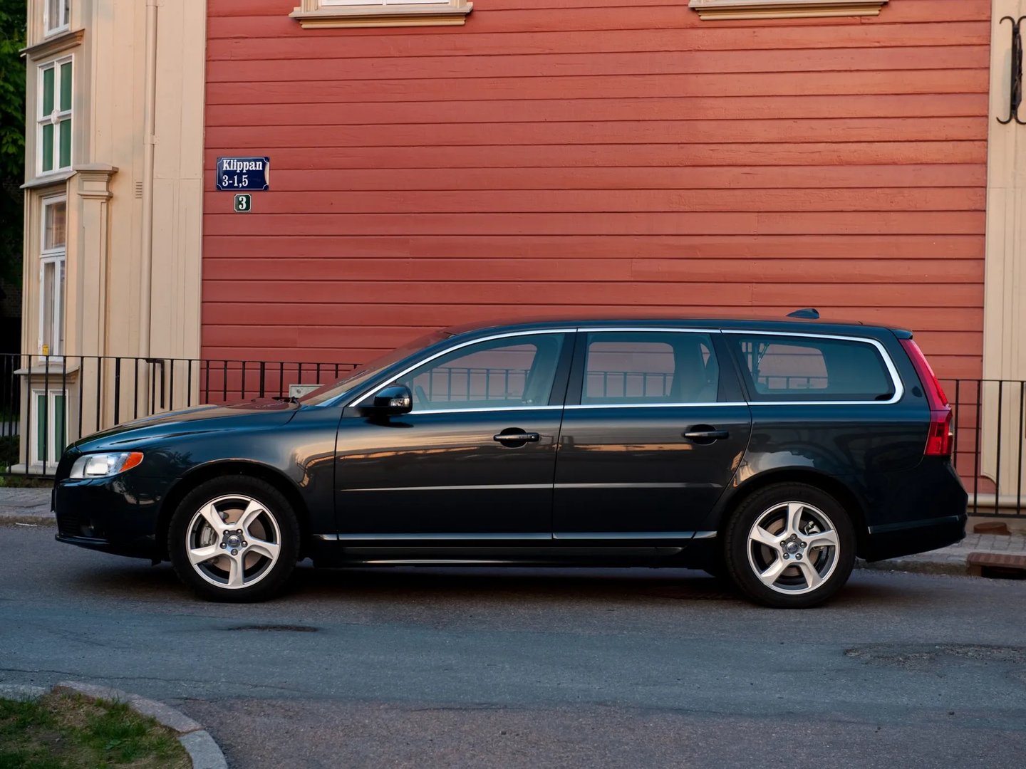 Volvo_V70_3_generation__Estate_5-door__6.jpg