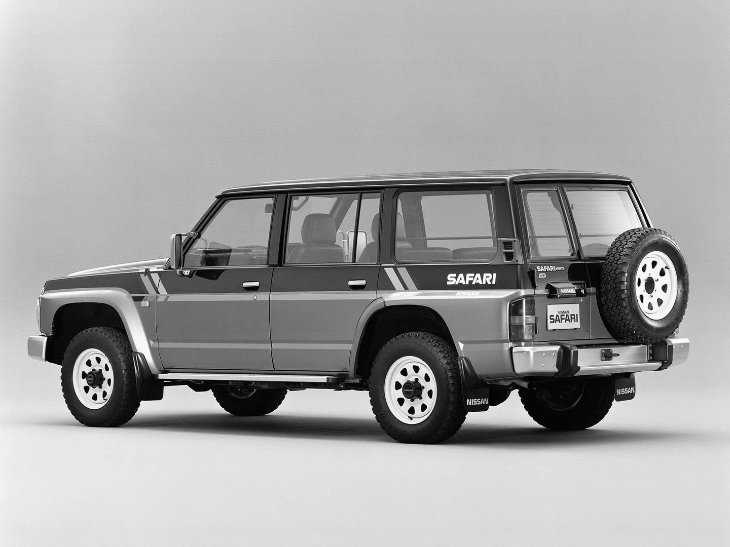 Nissan_Safari_4_generation__SUV_5-doors__1.jpg