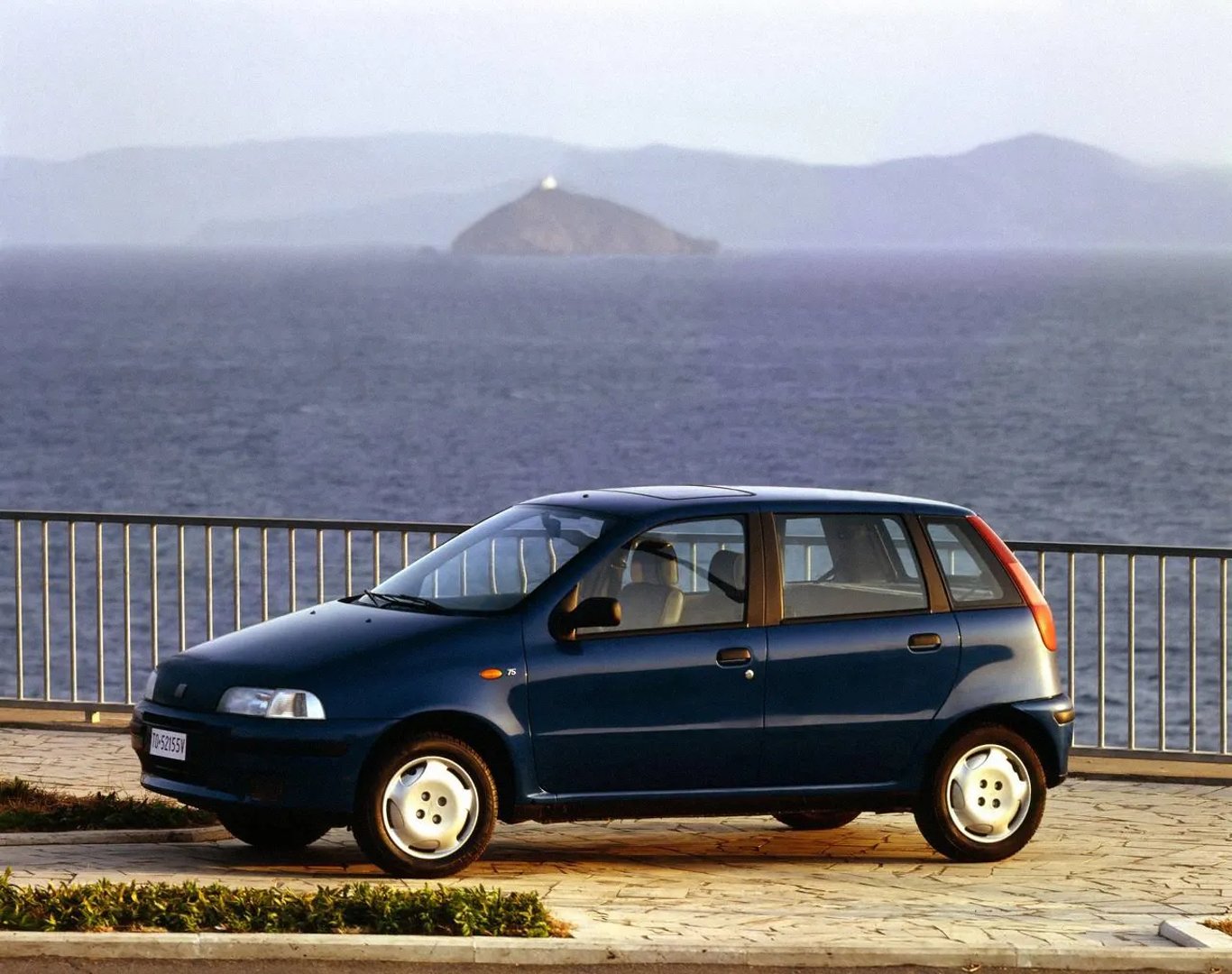 Fiat_Punto_1_generation__Mini_5-doors__2.jpg