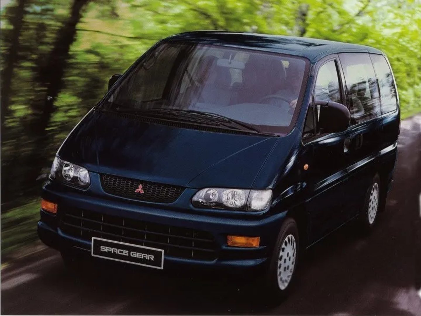 Mitsubishi_Space_Gear_1_generation_restyling__Minivan__2.jpg
