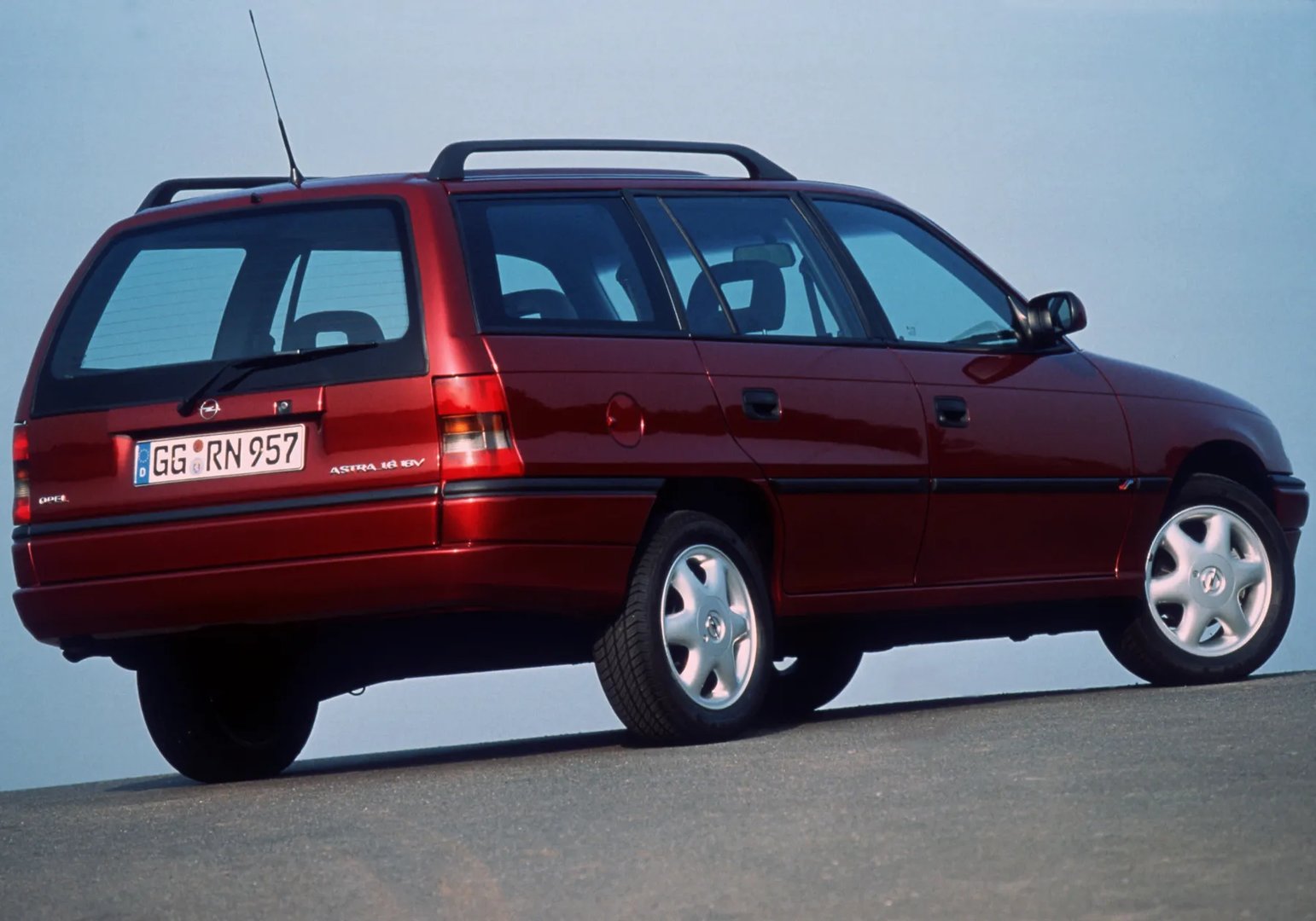 Opel_Astra_1_generation_restyling_1__Estate_5-door__2.jpg