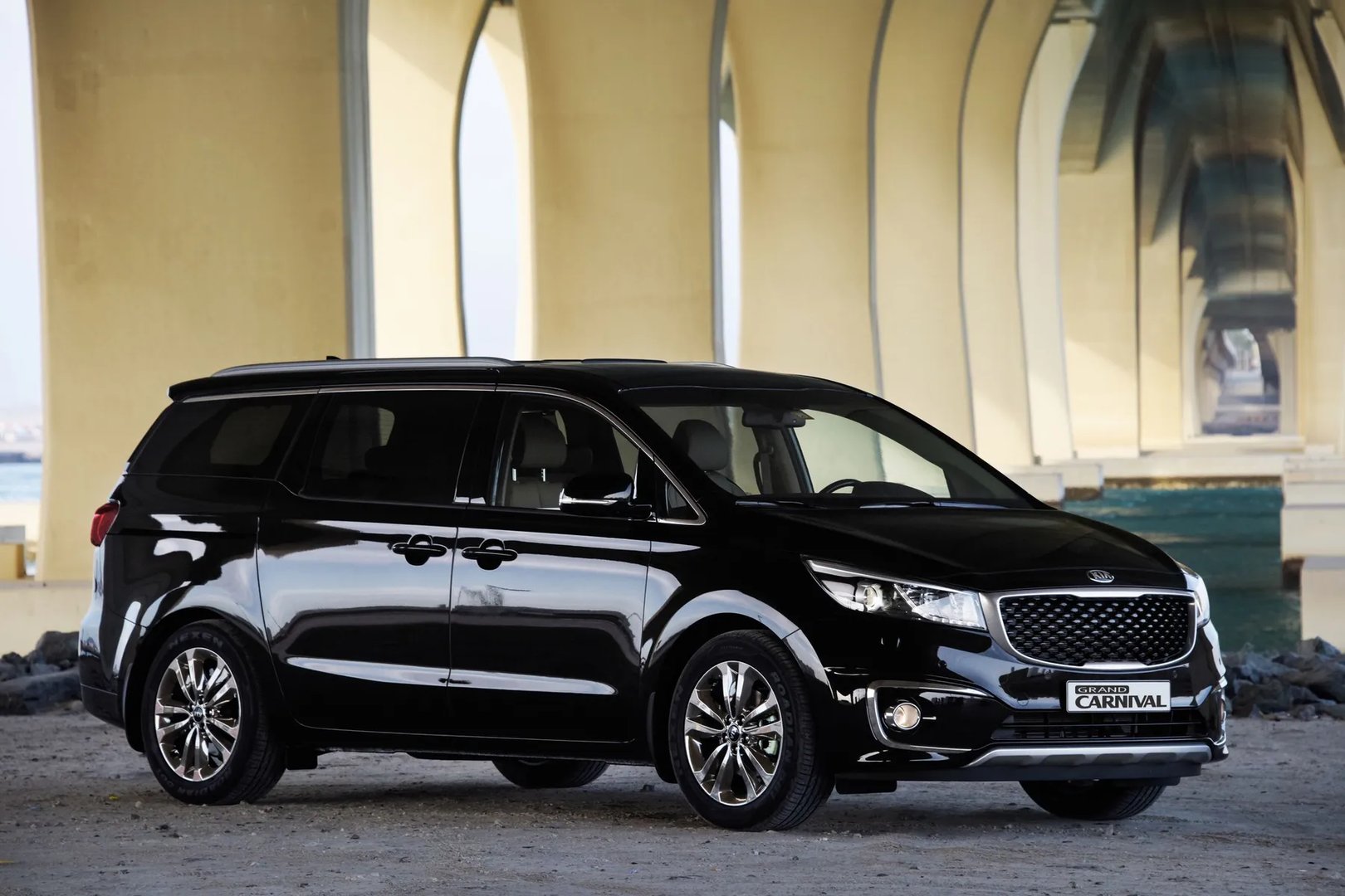 Kia_Carnival_3_generation__Minivan__2.jpg
