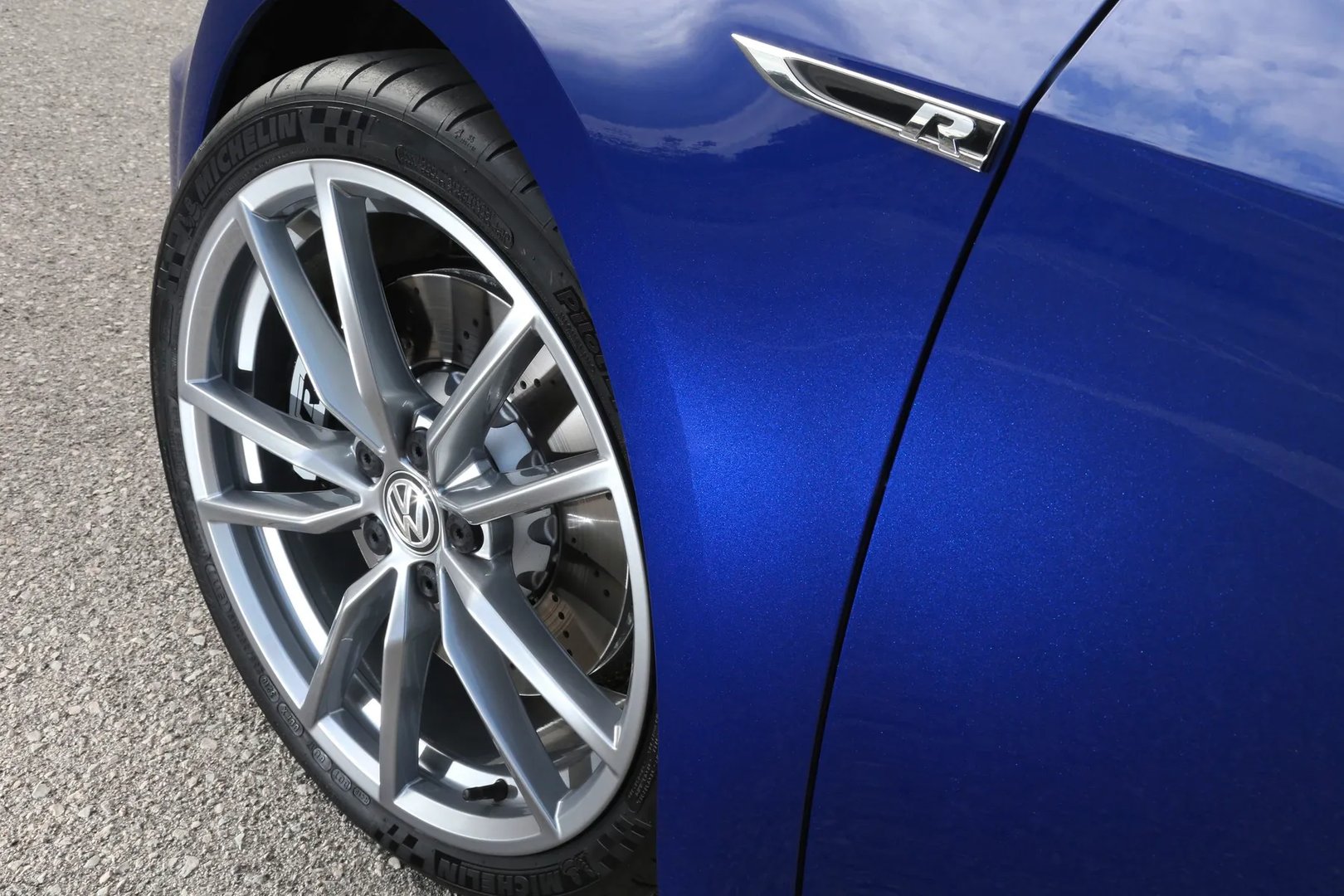Volkswagen_Golf_R_7_generation_restyling__Estate_5-door__9.jpg