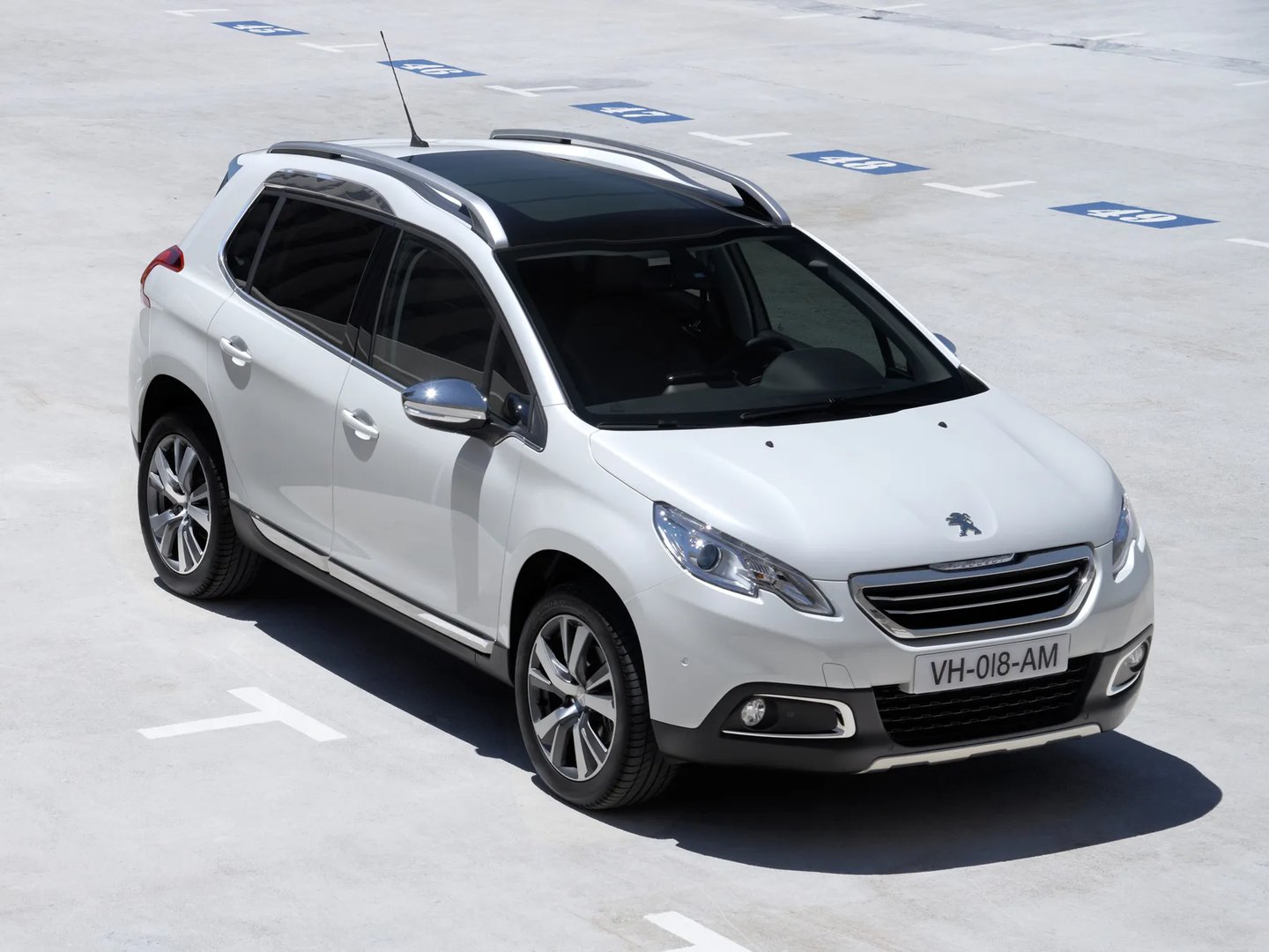 Peugeot_2008_1_generation__Estate_5-door__4.jpg