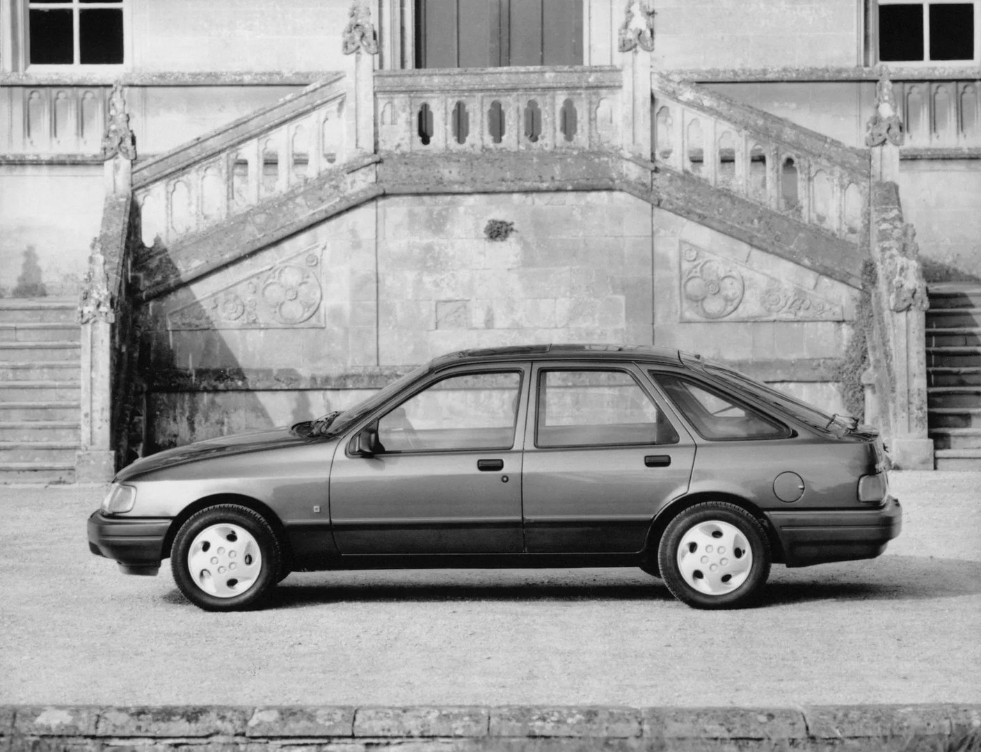 Ford_Sierra_1_generation_restyling__Hatchback_5-door__3.jpg