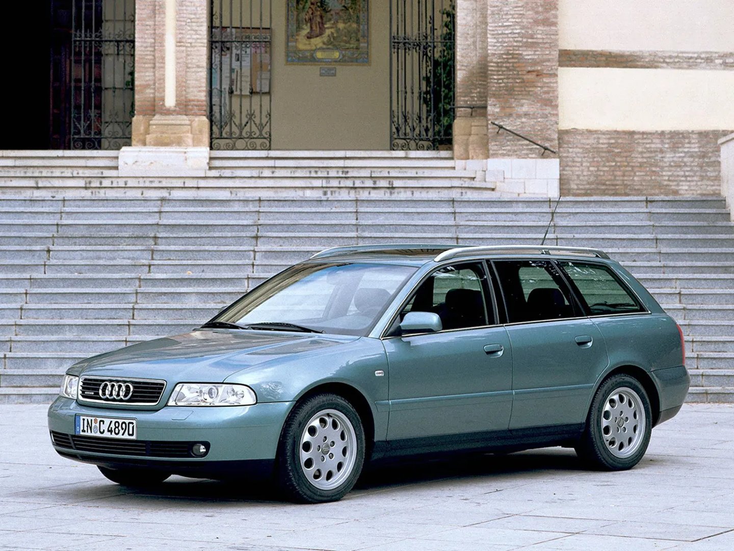 Audi_A4_1_generation_restyling__Estate_5-door__1.jpg