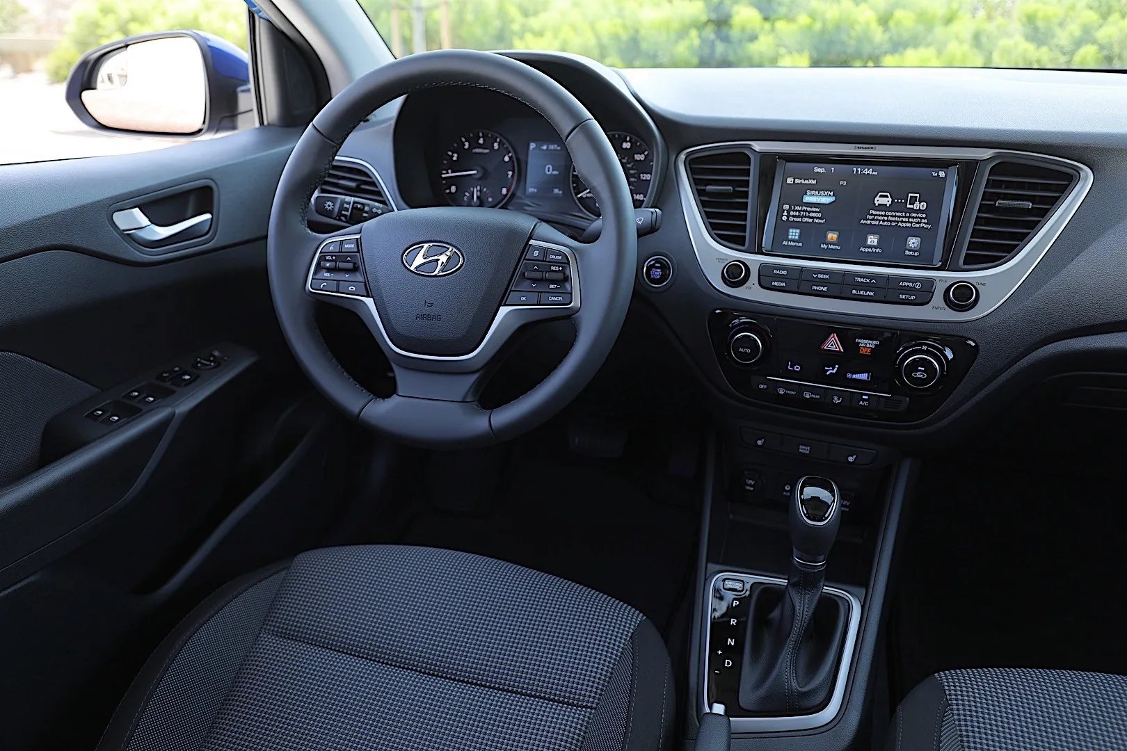Hyundai_Accent_5_generation__Sedan__11.jpg