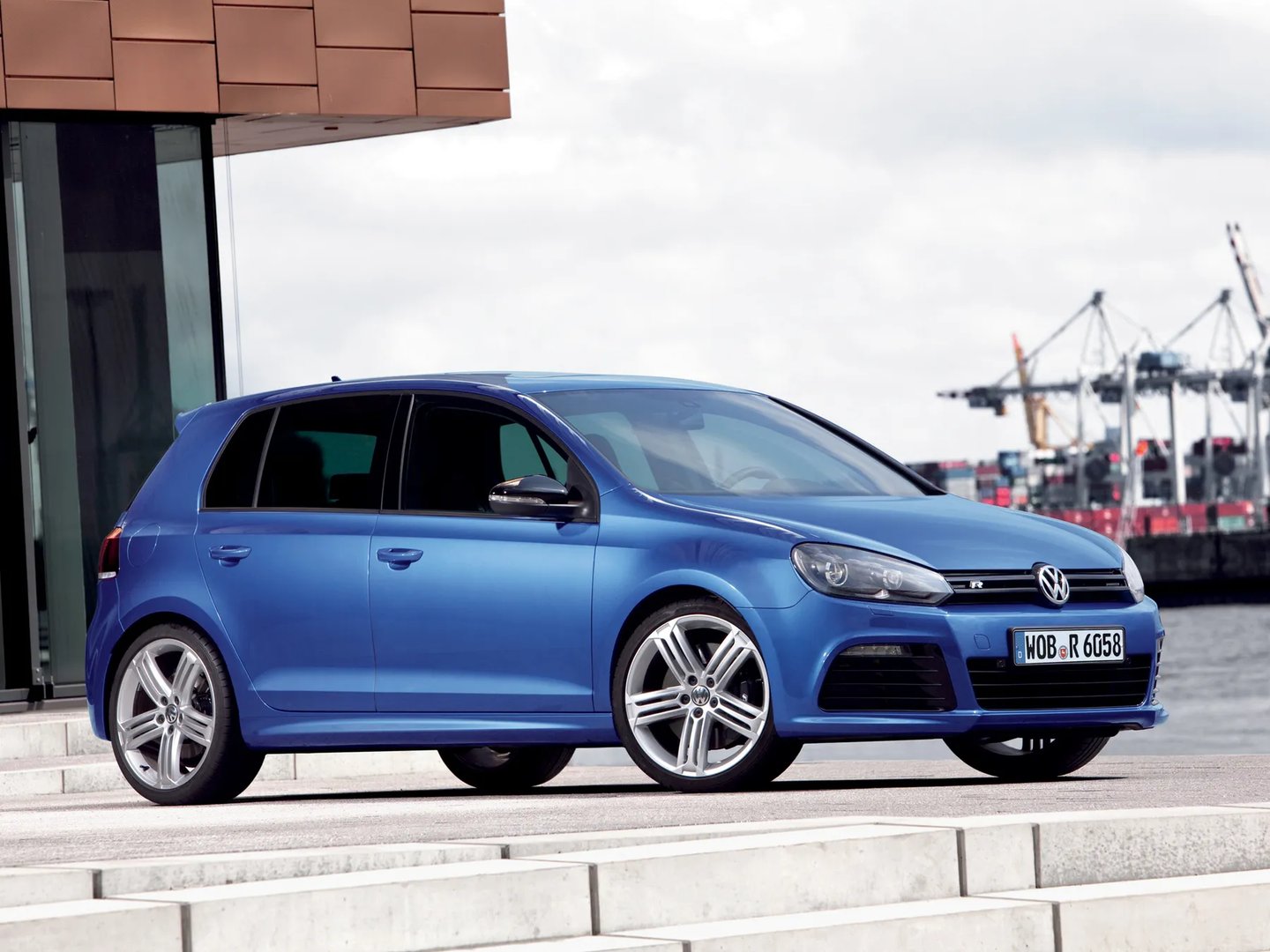 Volkswagen_Golf_R_6_generation__Hatchback_5-door__6.jpg