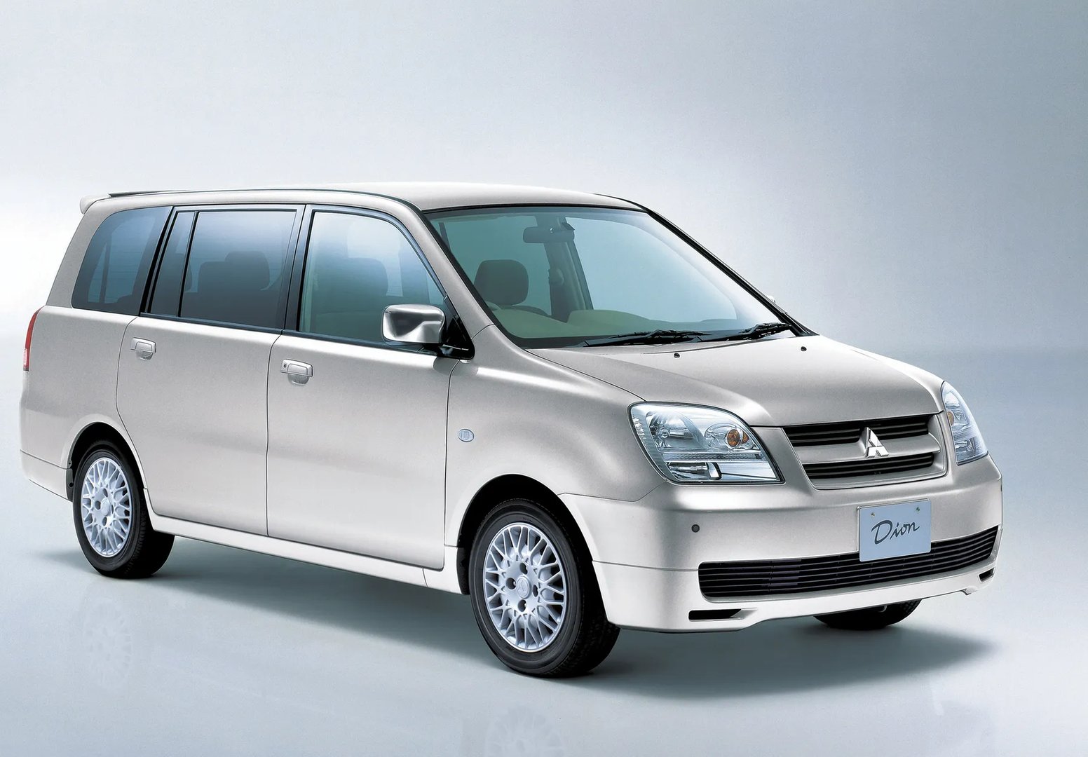Mitsubishi_Dion_1_generation_restyling__Compact_Van__2.jpg