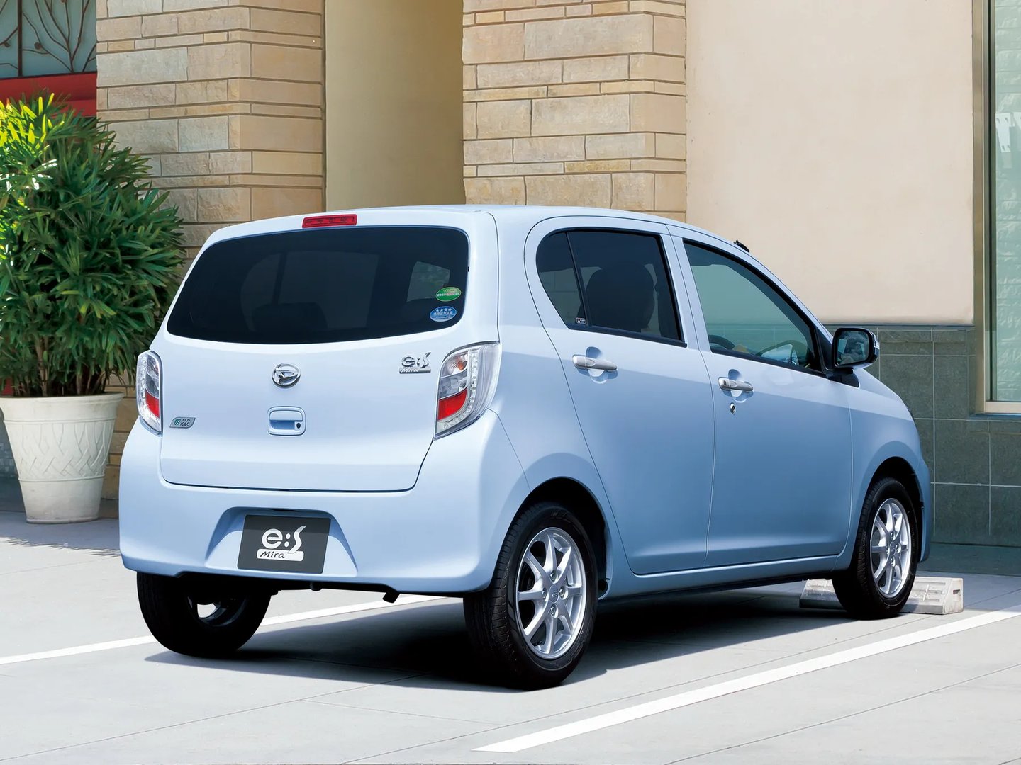 Daihatsu_Mira_e:S_1_generation_restyling__Mini_5-doors__1.jpg