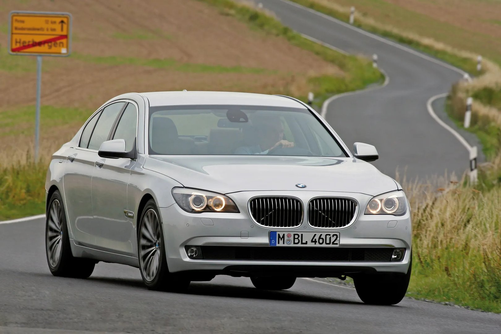 BMW_7_series_5_generation__Sedan__5.jpg