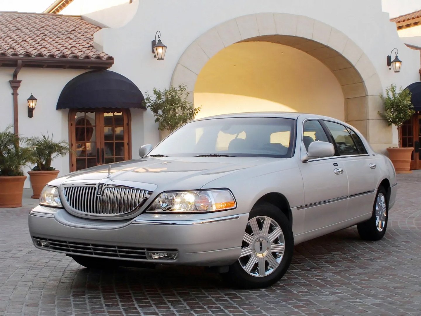 Lincoln_Town_Car_3_generation_restyling__Sedan__5.jpg