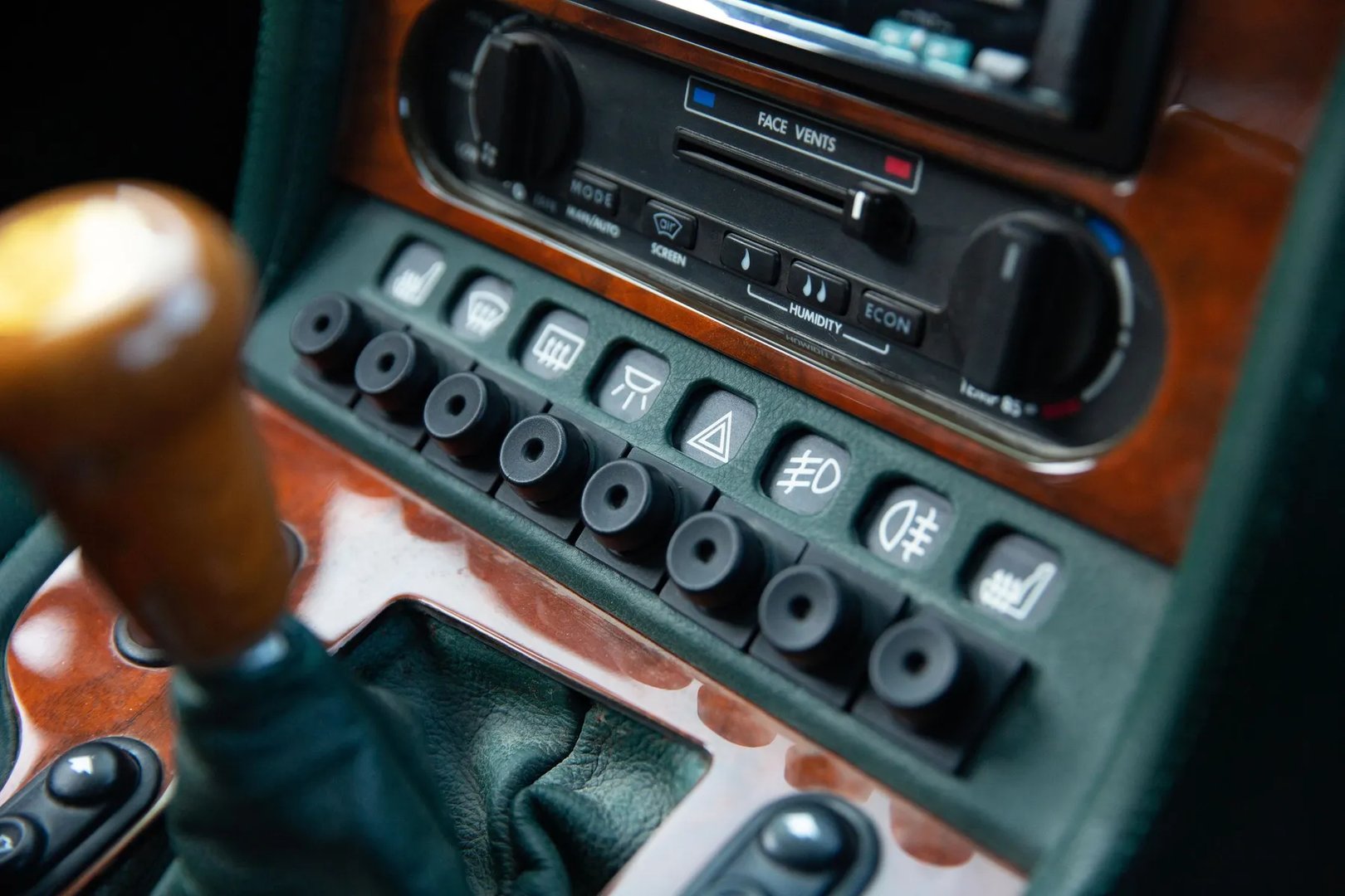 Aston Martin_Virage_1_generation__Estate_3-door__11.jpg