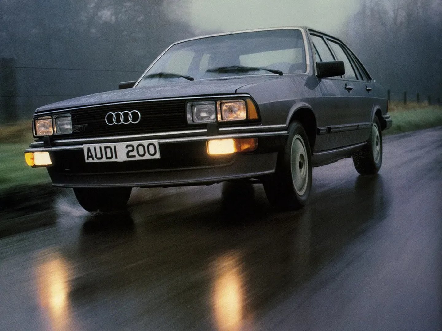 Audi_200_1_generation__Sedan__4.jpg