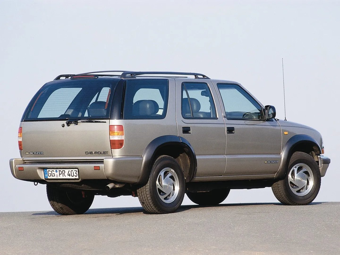 Chevrolet_Blazer_2_generation__SUV_5-doors__1.jpg