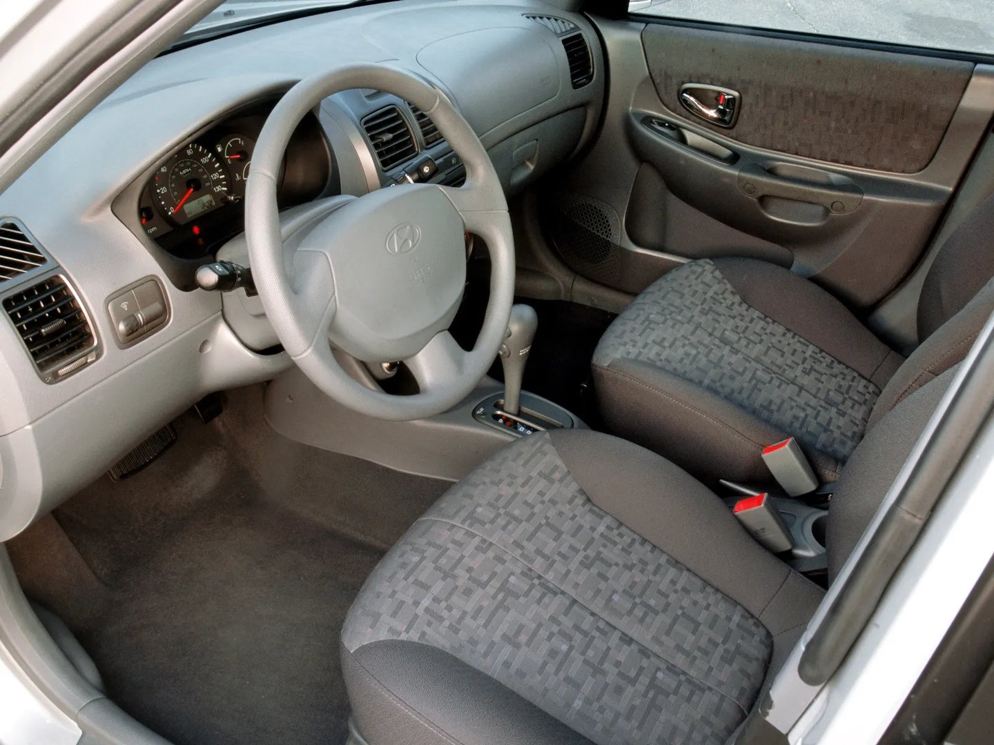 Hyundai_Accent_2_generation_restyling__Sedan__9.jpg