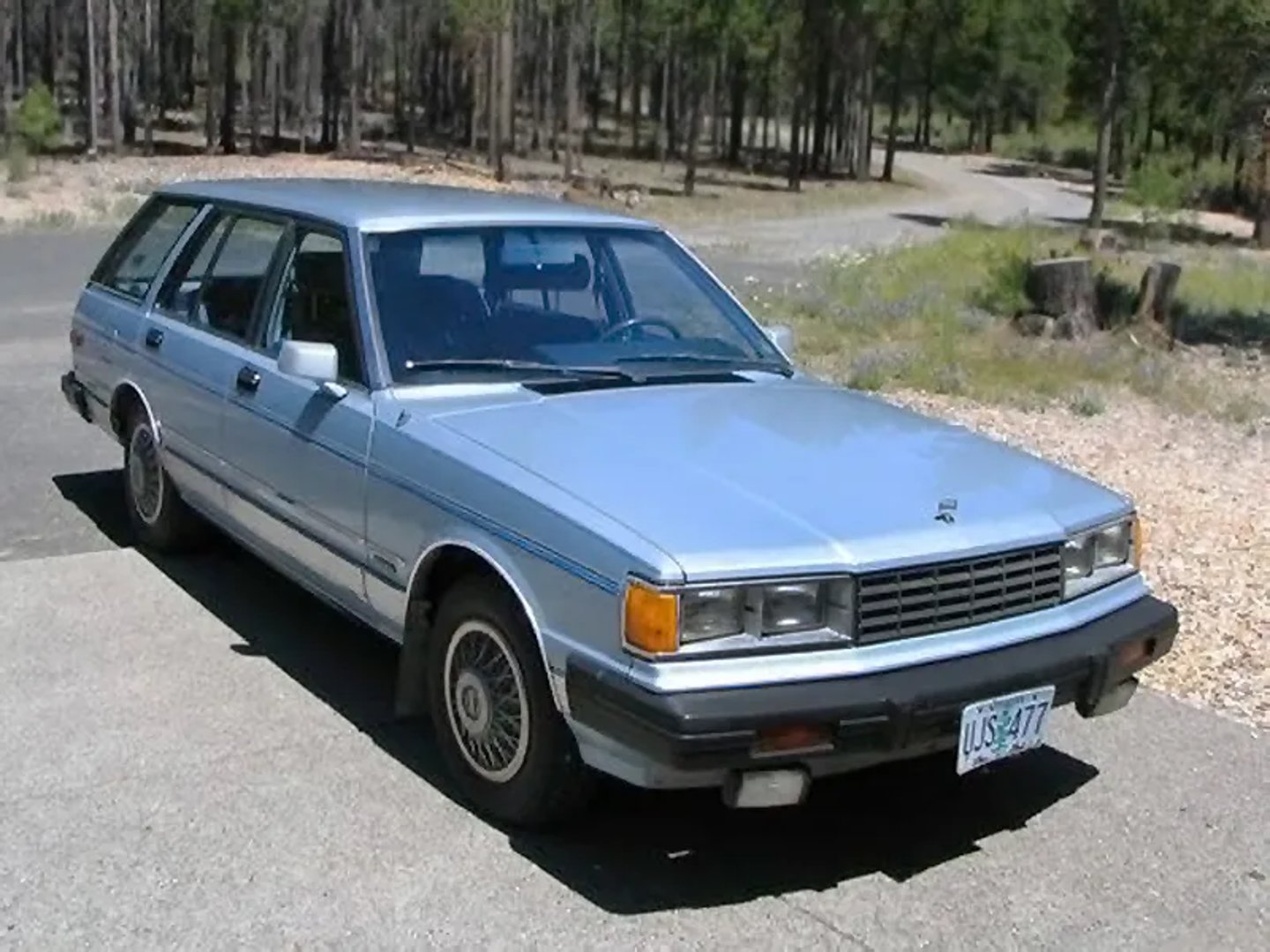 Nissan_Maxima_1_generation__Estate_5-door__1.jpg