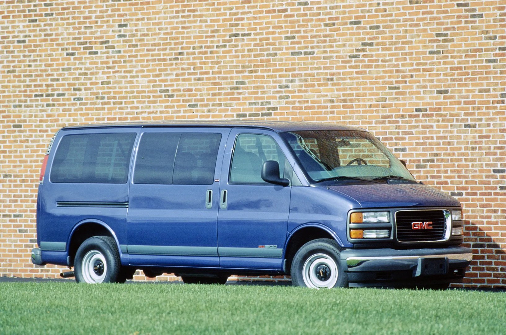 GMC_Savana_1_generation__Minivan__8.jpg