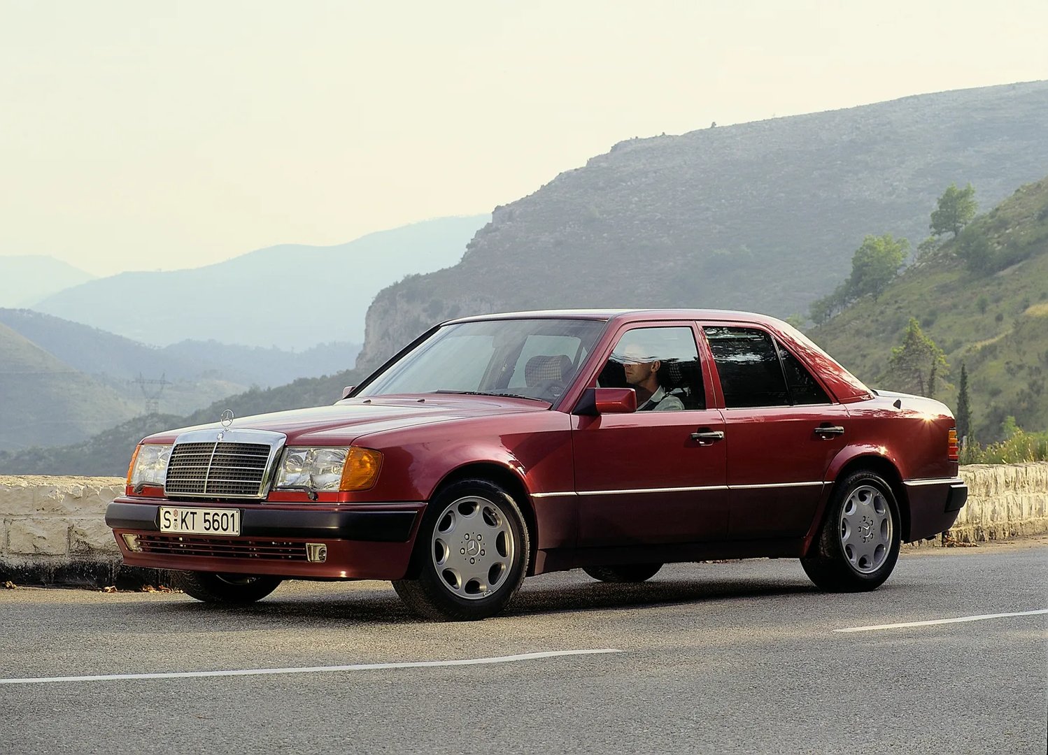 Mercedes_E-Class_1_generation__Sedan__9.jpg