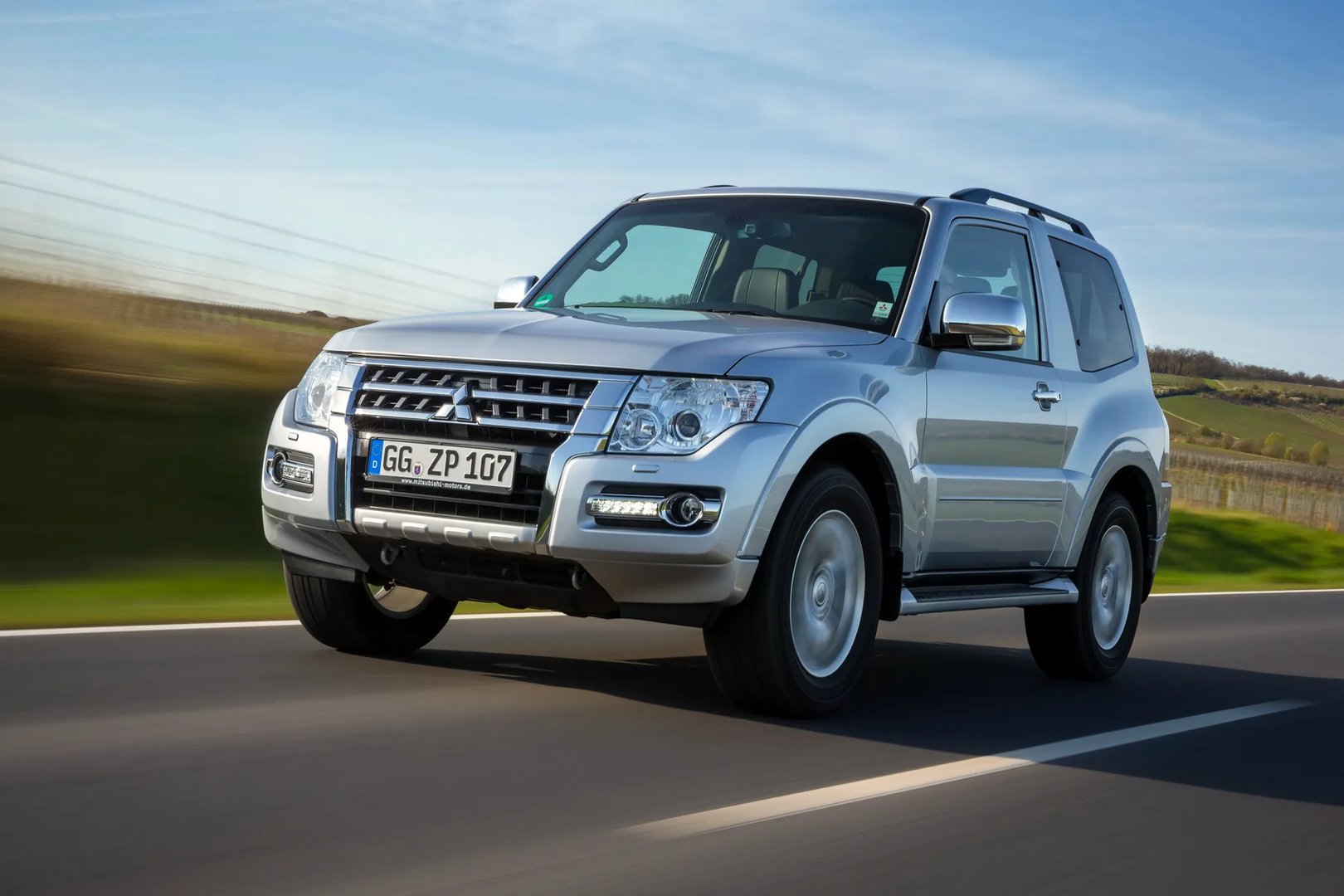 Mitsubishi_Pajero_4_generation_restyling_2__SUV_3-doors__1.jpg