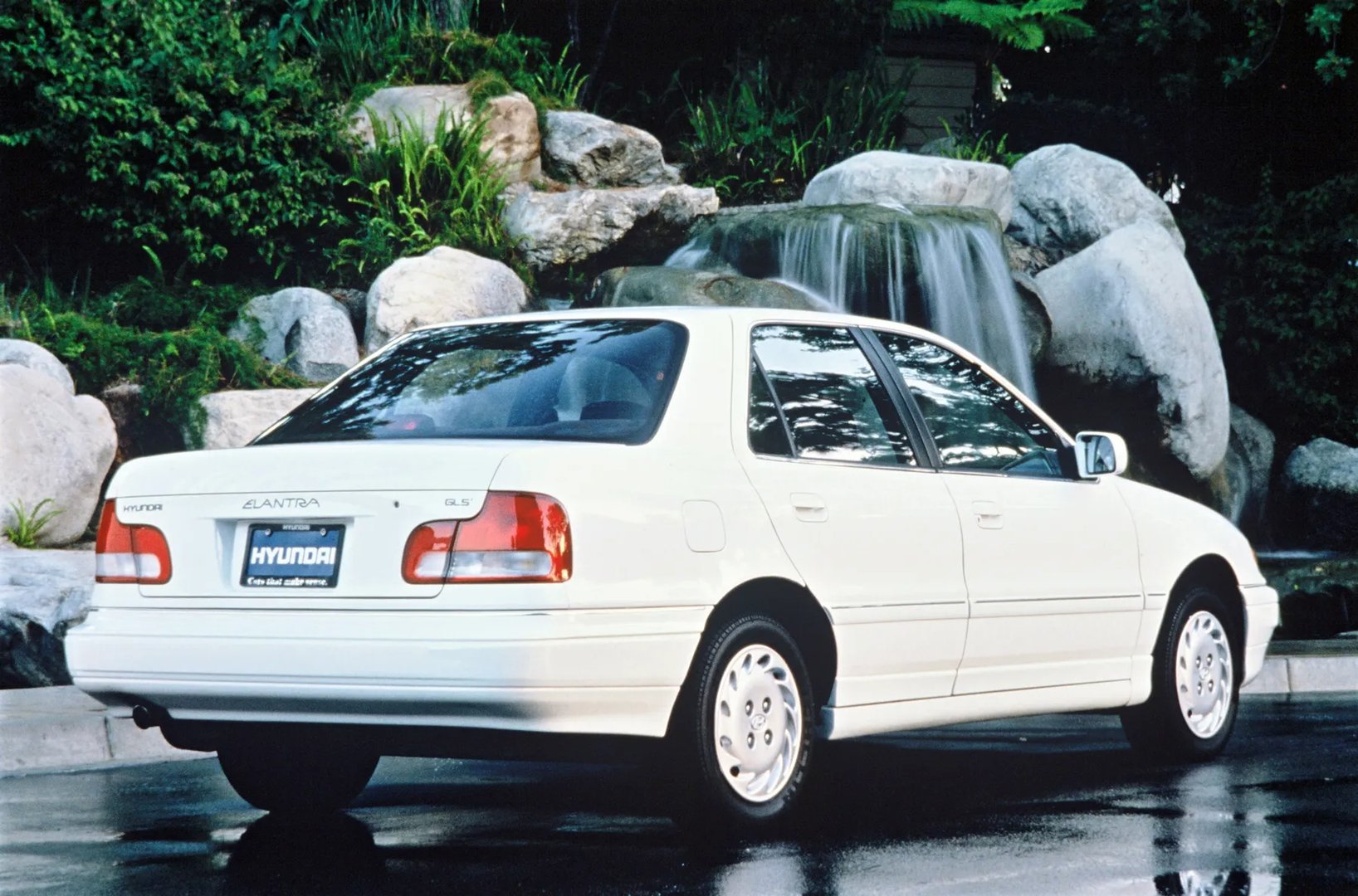 Hyundai_Elantra_1_generation__Sedan__4.jpg