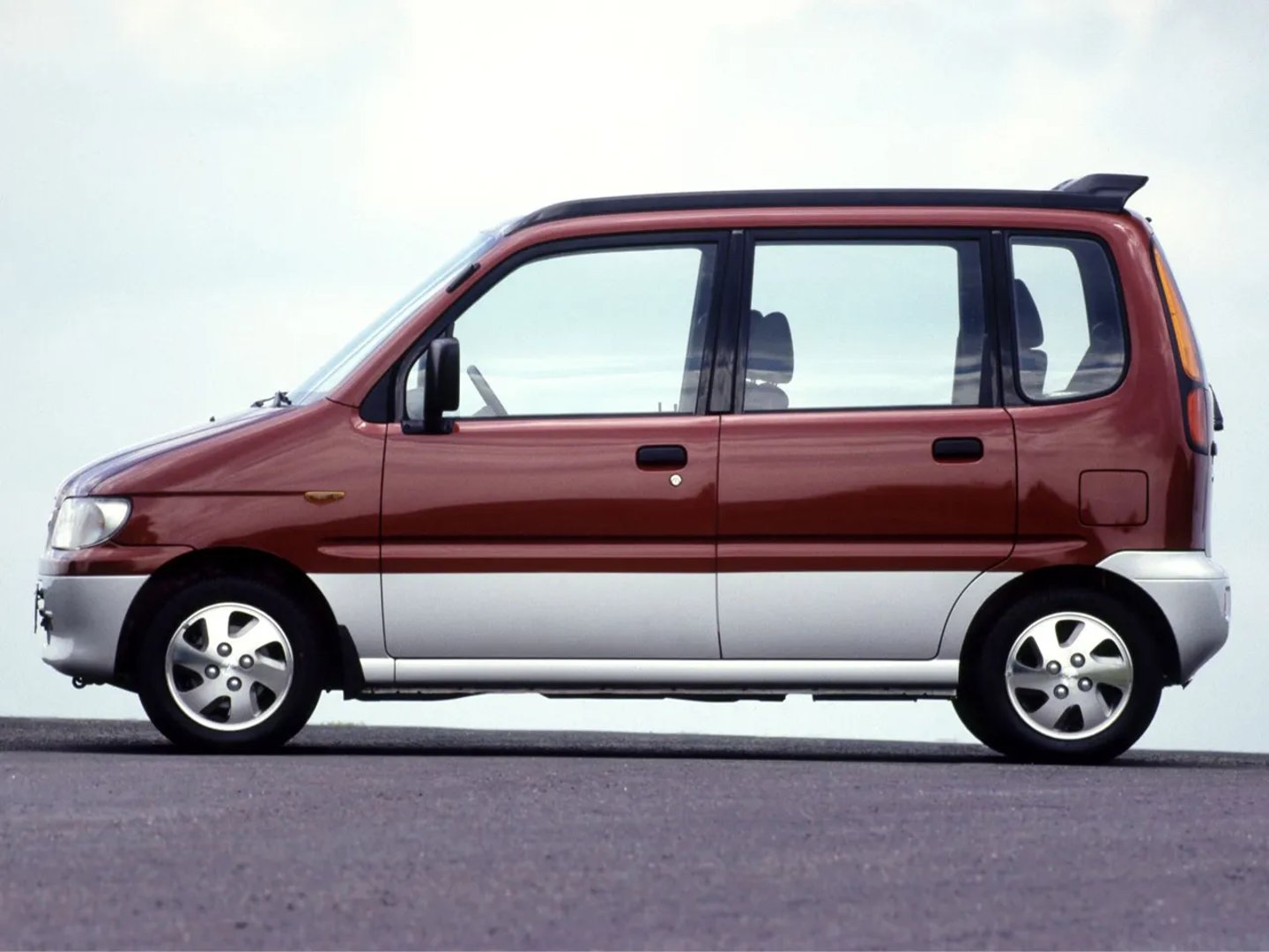 Daihatsu_Move_2_generation__Microvan__3.jpg