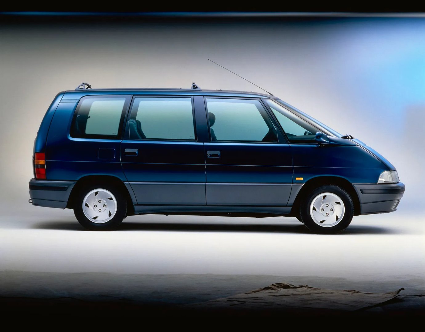 Renault_Espace_2_generation__Minivan__6.jpg