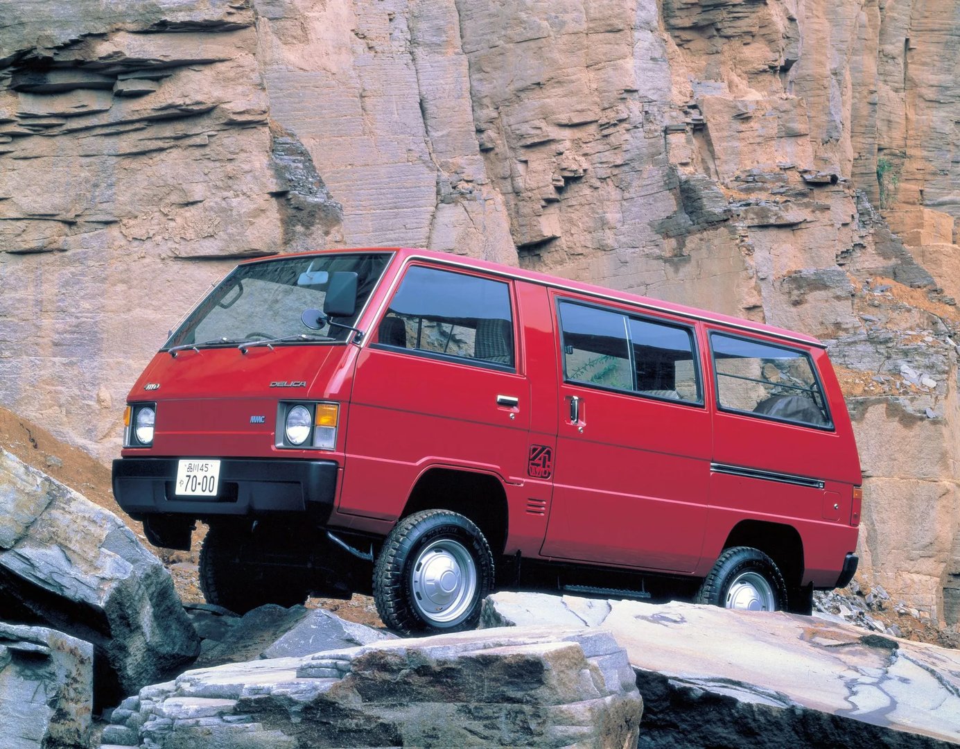 Mitsubishi_Delica_2_generation__Minivan__3.jpg