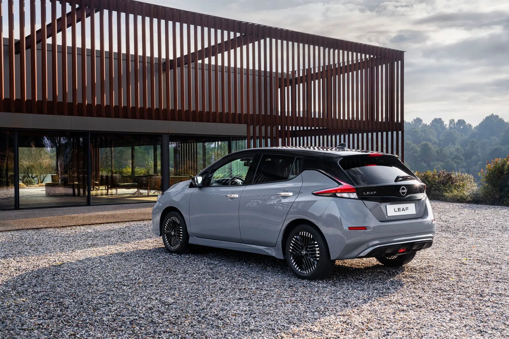 Nissan_Leaf_2_generation_restyling__Hatchback_5-door__2.jpg