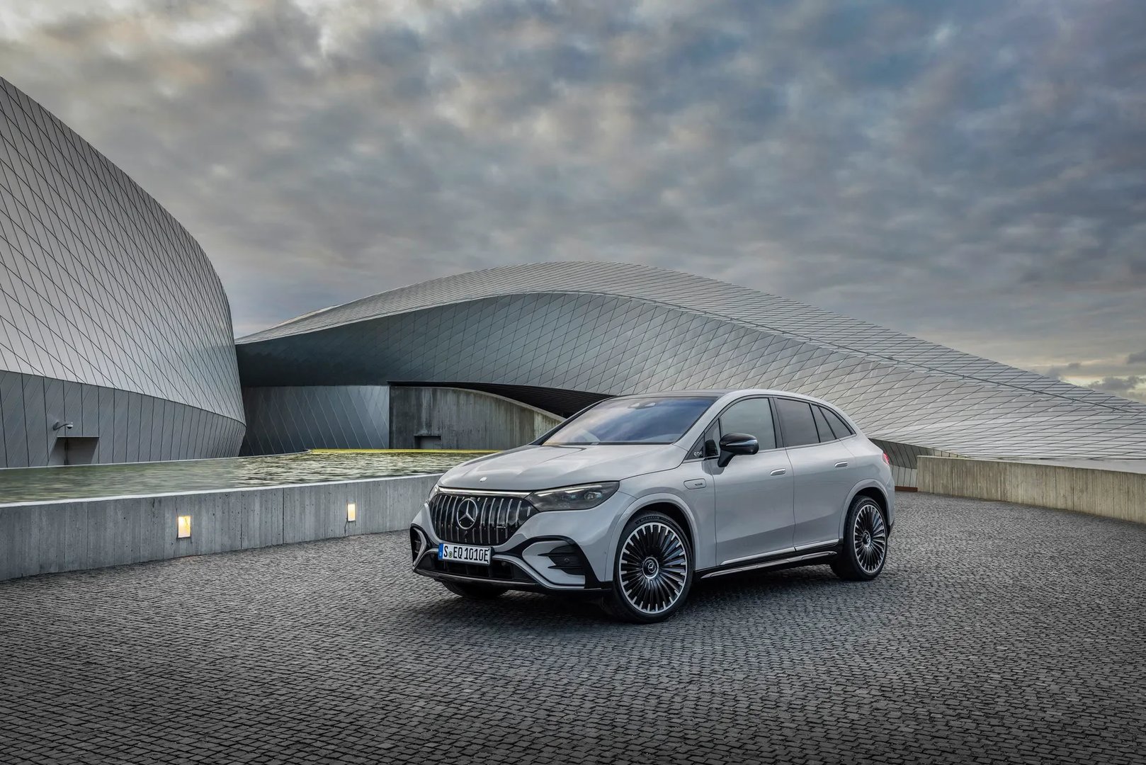 Mercedes_EQE_SUV_AMG_1_generation__SUV_5-doors__5.jpg